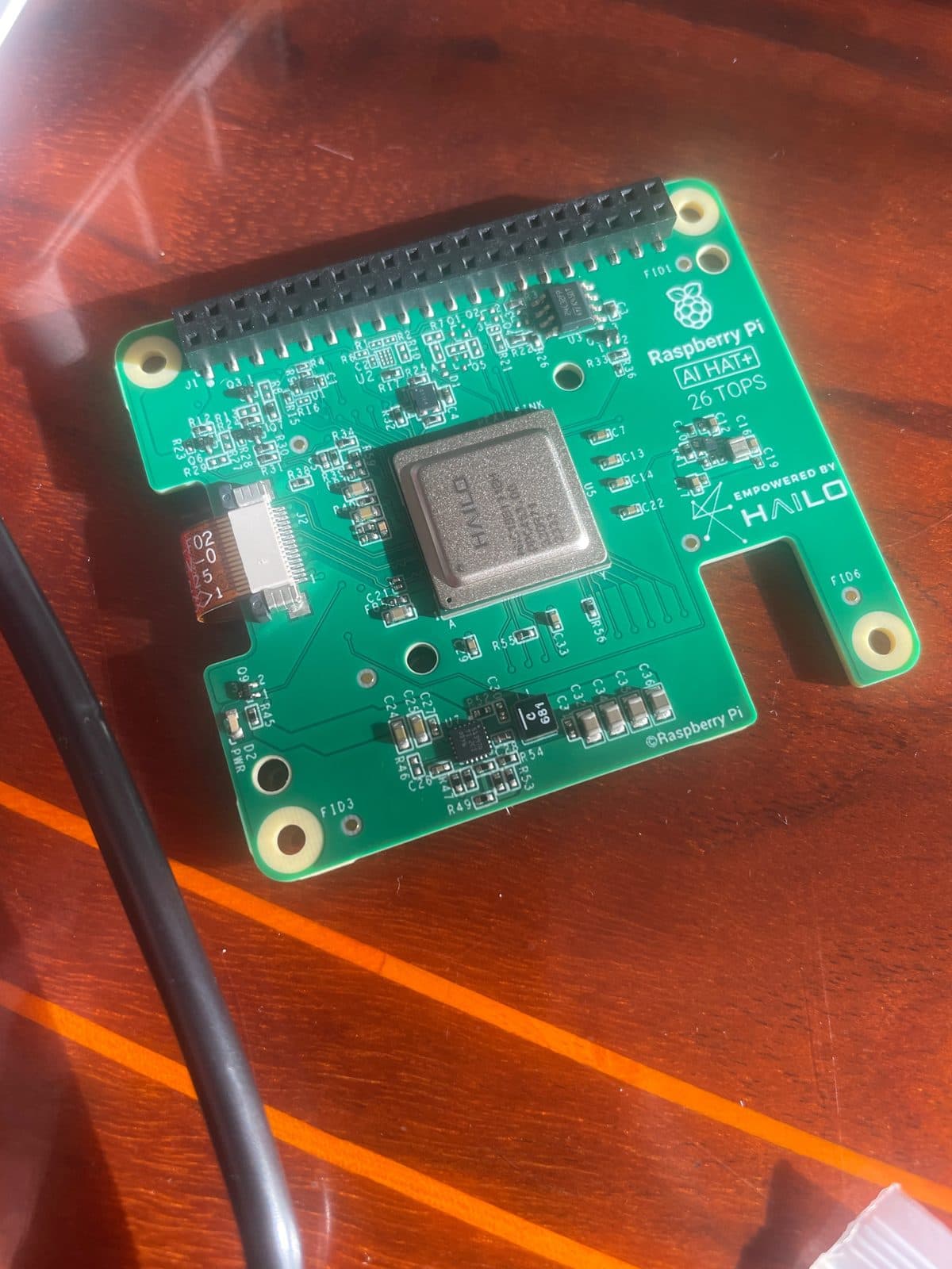 Placa Raspberry Pi AI HAT+ (26 TOPS), acelerador Hailo-8, con la regleta extensora de GPIO ya soldada