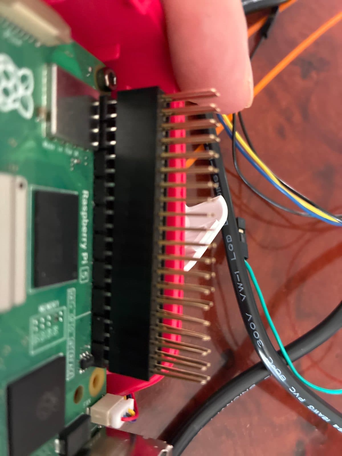 Encajando la regleta extensora de GPIO sobre la Raspberry Pi 5, con el cableado del sensor ambiental ya conectado