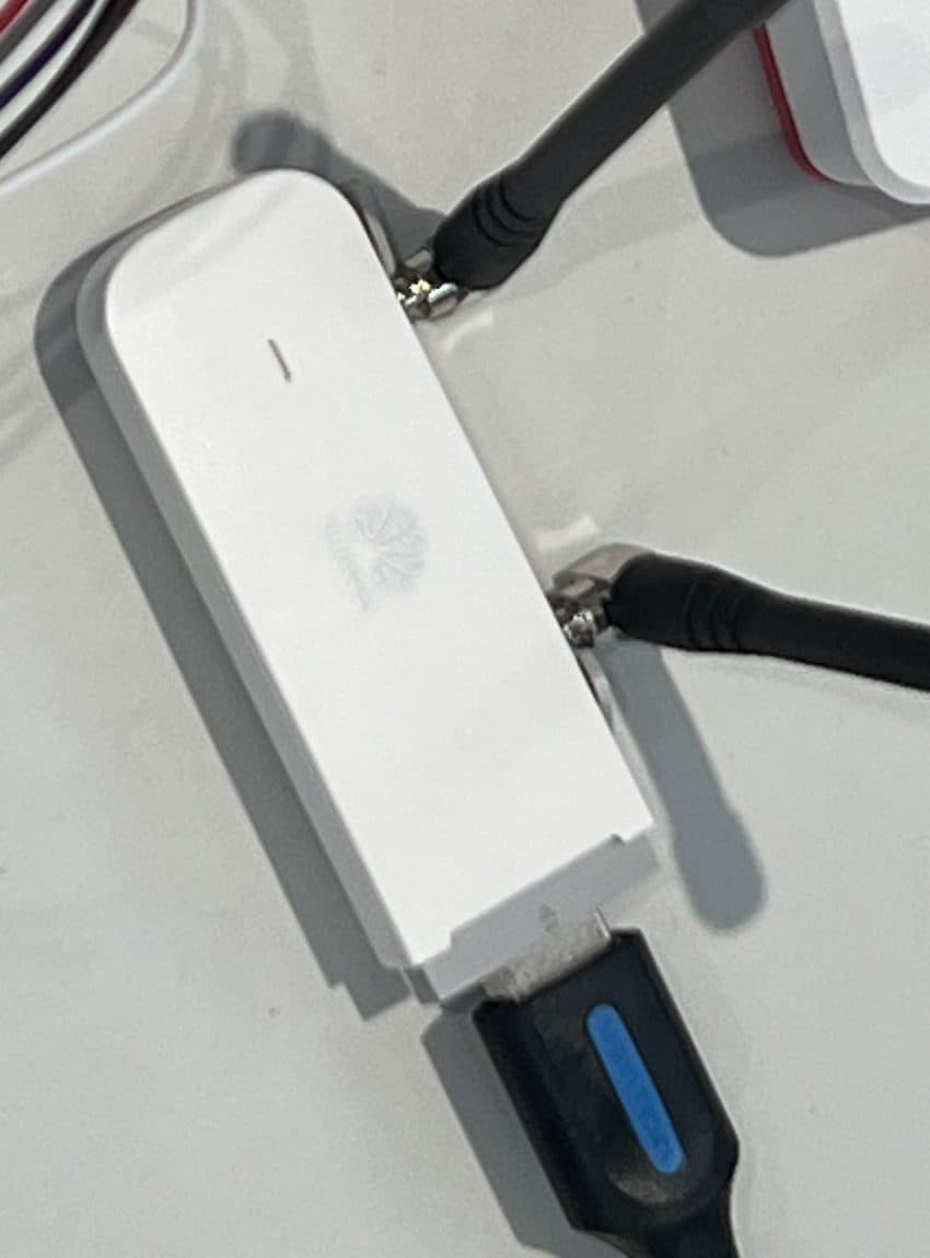 Módem USB 4G/LTE Huawei con sus dos antenas, conectado por USB