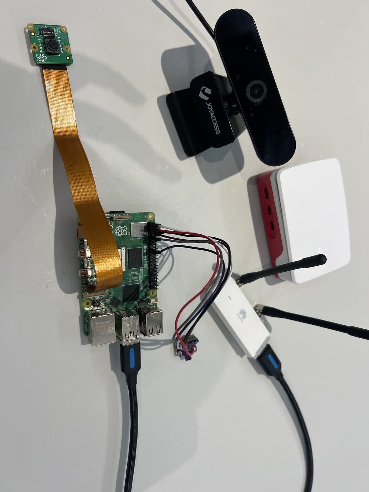 El Edge Companion completo: Raspberry Pi 5, cámara, sensor BME680 y módem 4G ya conectados entre sí, con una segunda cámara USB opcional al fondo