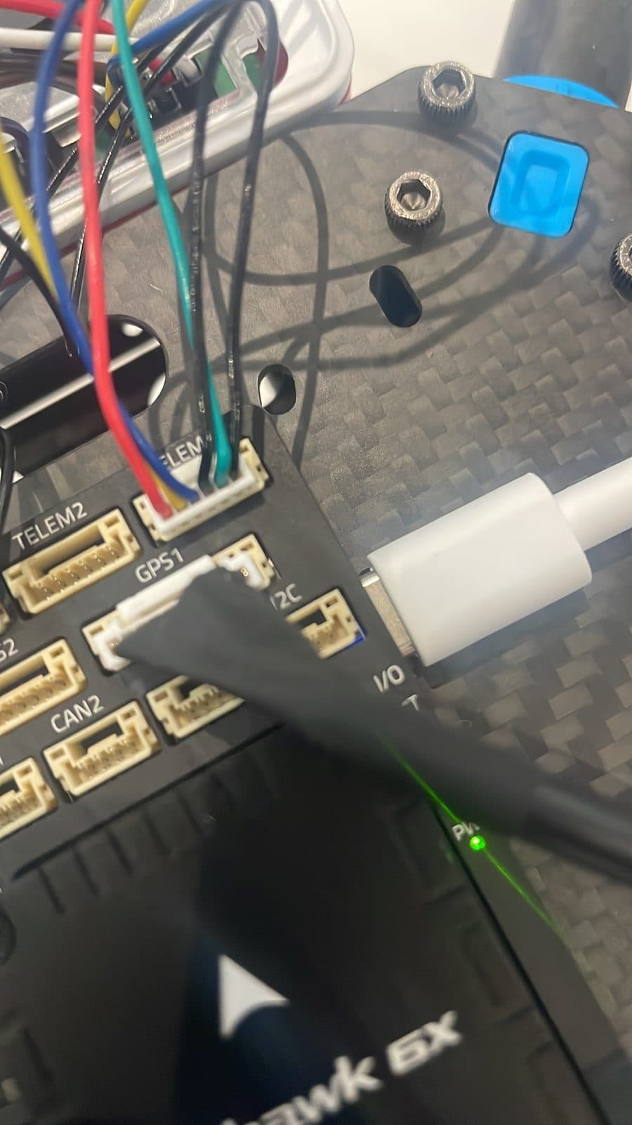 Puertos TELEM y GPS de la Pixhawk 6X, con el cableado que sube hacia la carcasa de la Raspberry Pi