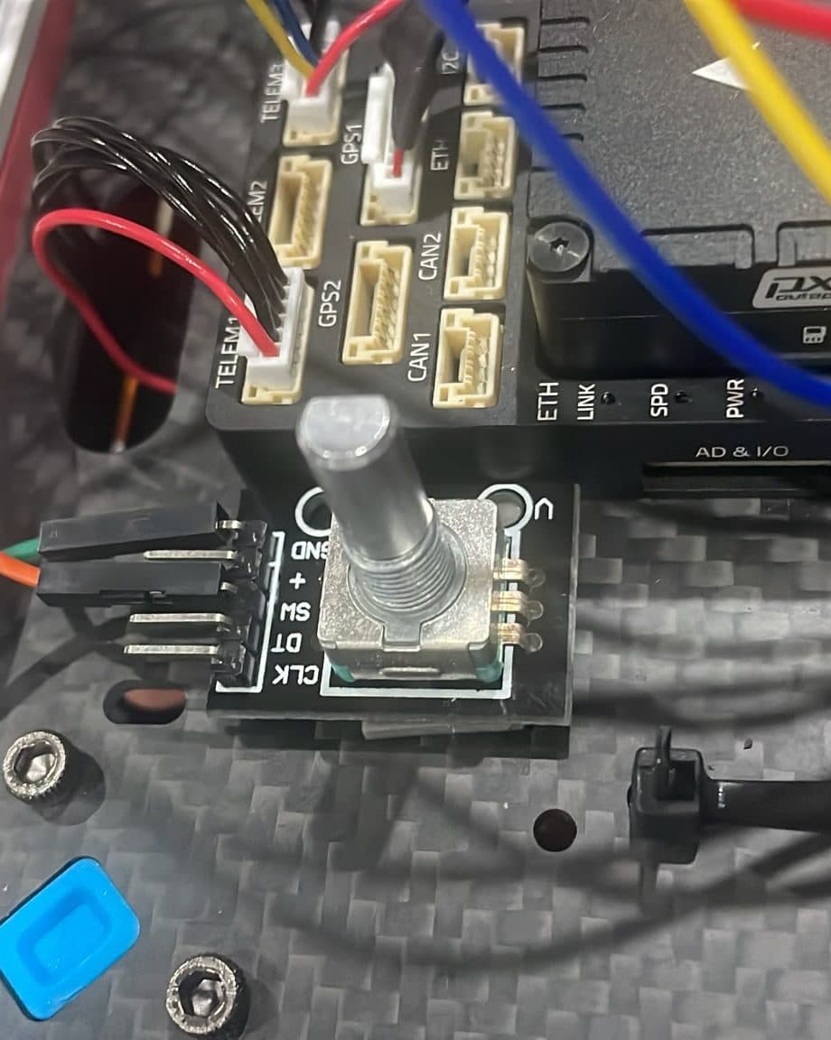 Módulo de encoder rotatorio (con pulsador SW integrado) montado junto a la Pixhawk 6X, cableado hacia la Raspberry Pi