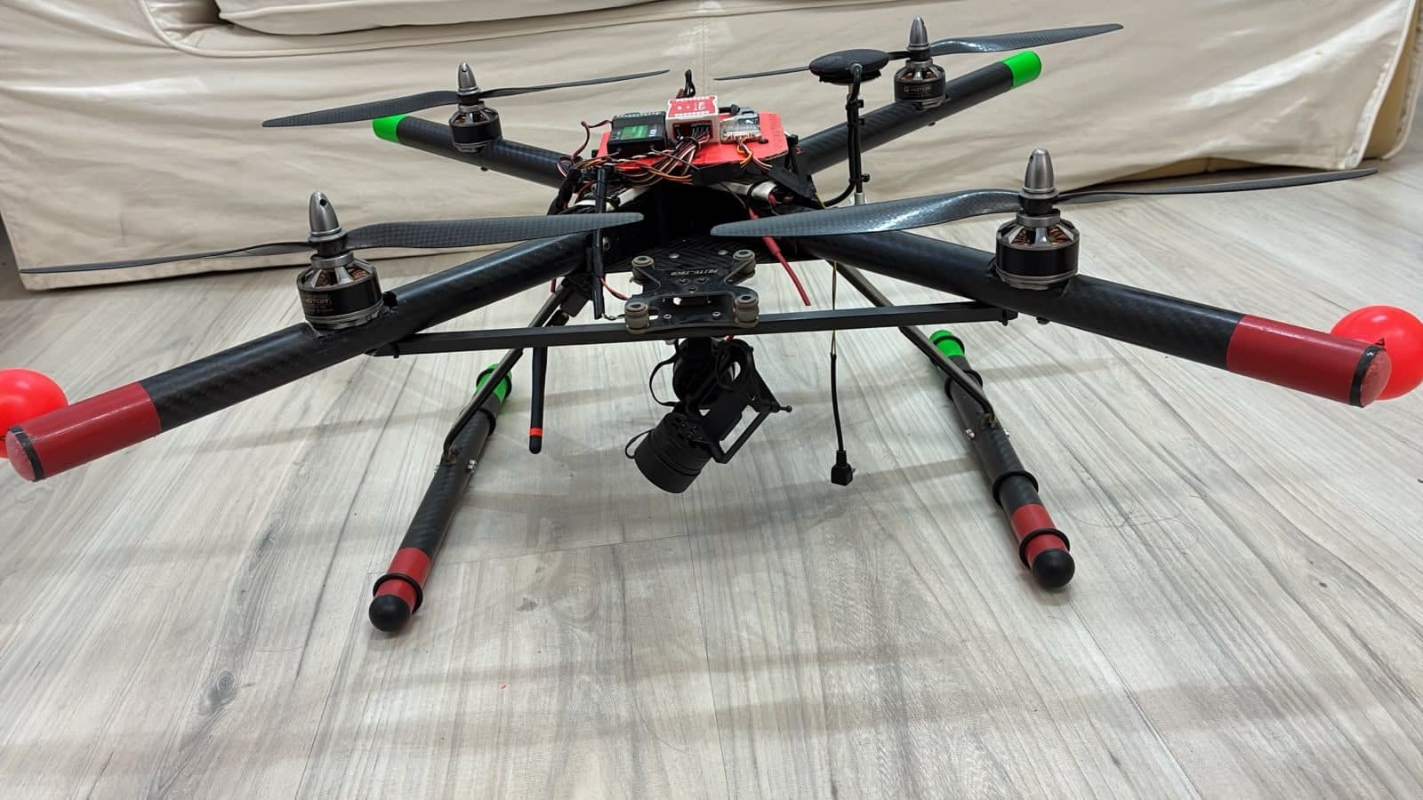 El dron personal de José Manuel visto de frente, con su gimbal de cámara suspendido bajo el chasis