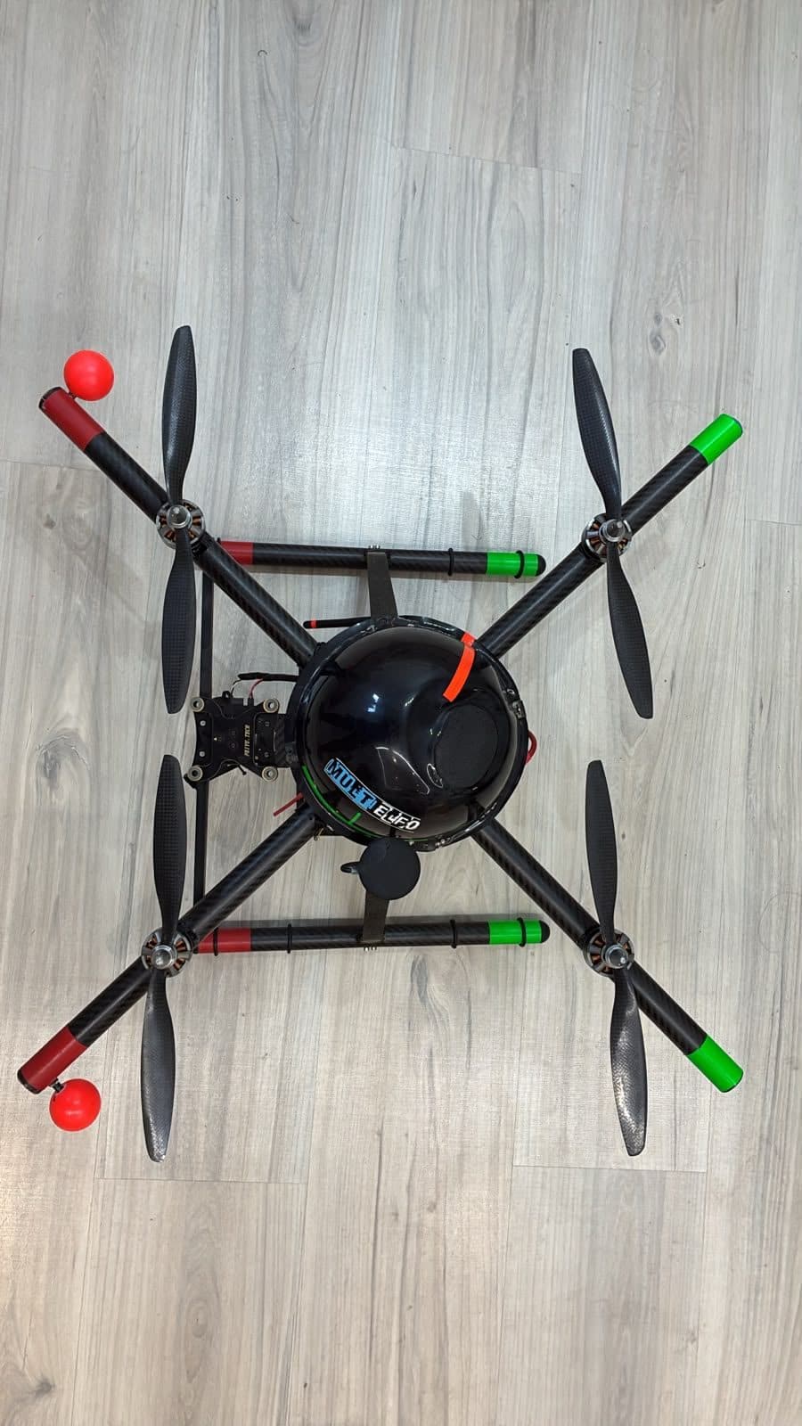 Vista superior del dron de José Manuel, con la carcasa protectora del gimbal cerrada