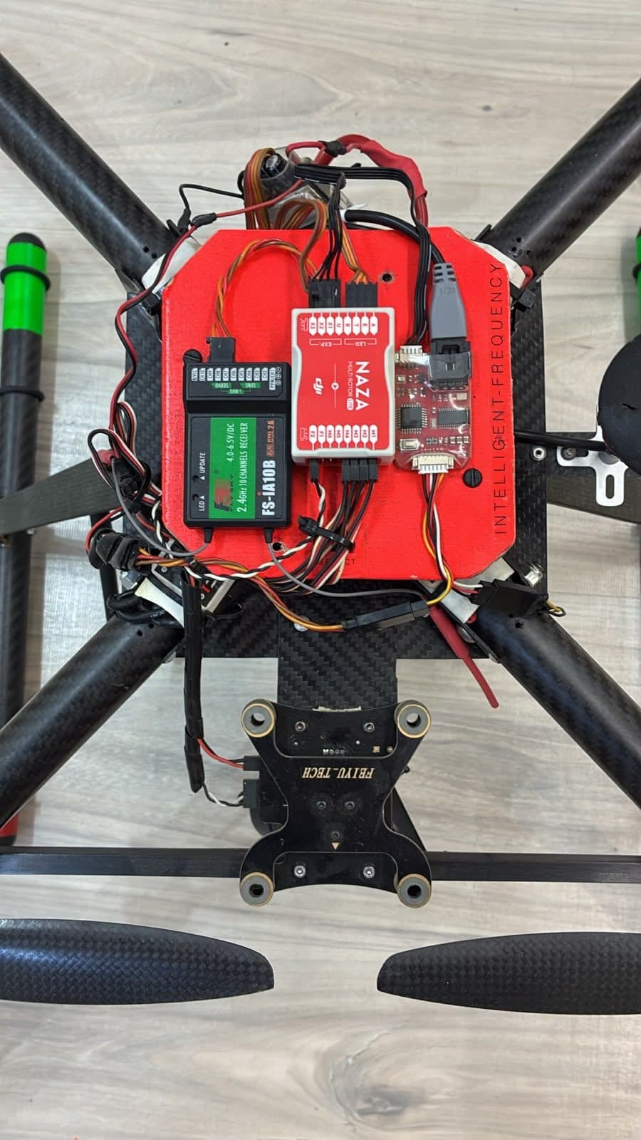 Detalle de la controladora de vuelo DJI Naza y el receptor de radio del dron de José Manuel