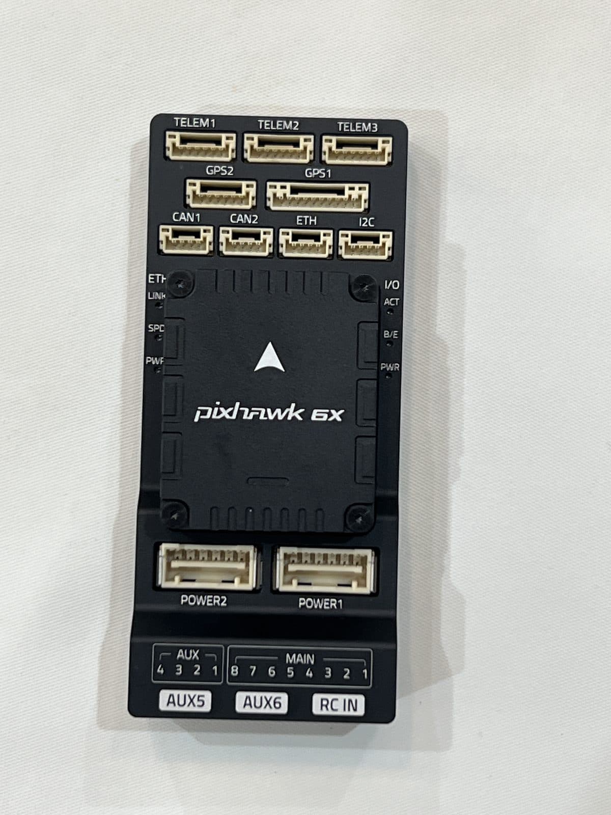 Controladora de vuelo Pixhawk 6X vista de frente, con todos sus puertos TELEM, GPS, CAN, POWER y RC IN etiquetados