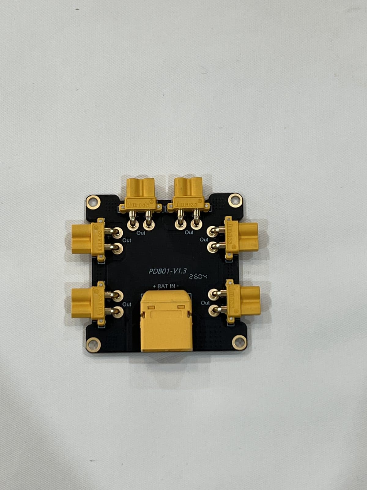 Placa de distribución de potencia (PDB) del kit, con sus conectores XT60 dorados para batería y ESCs