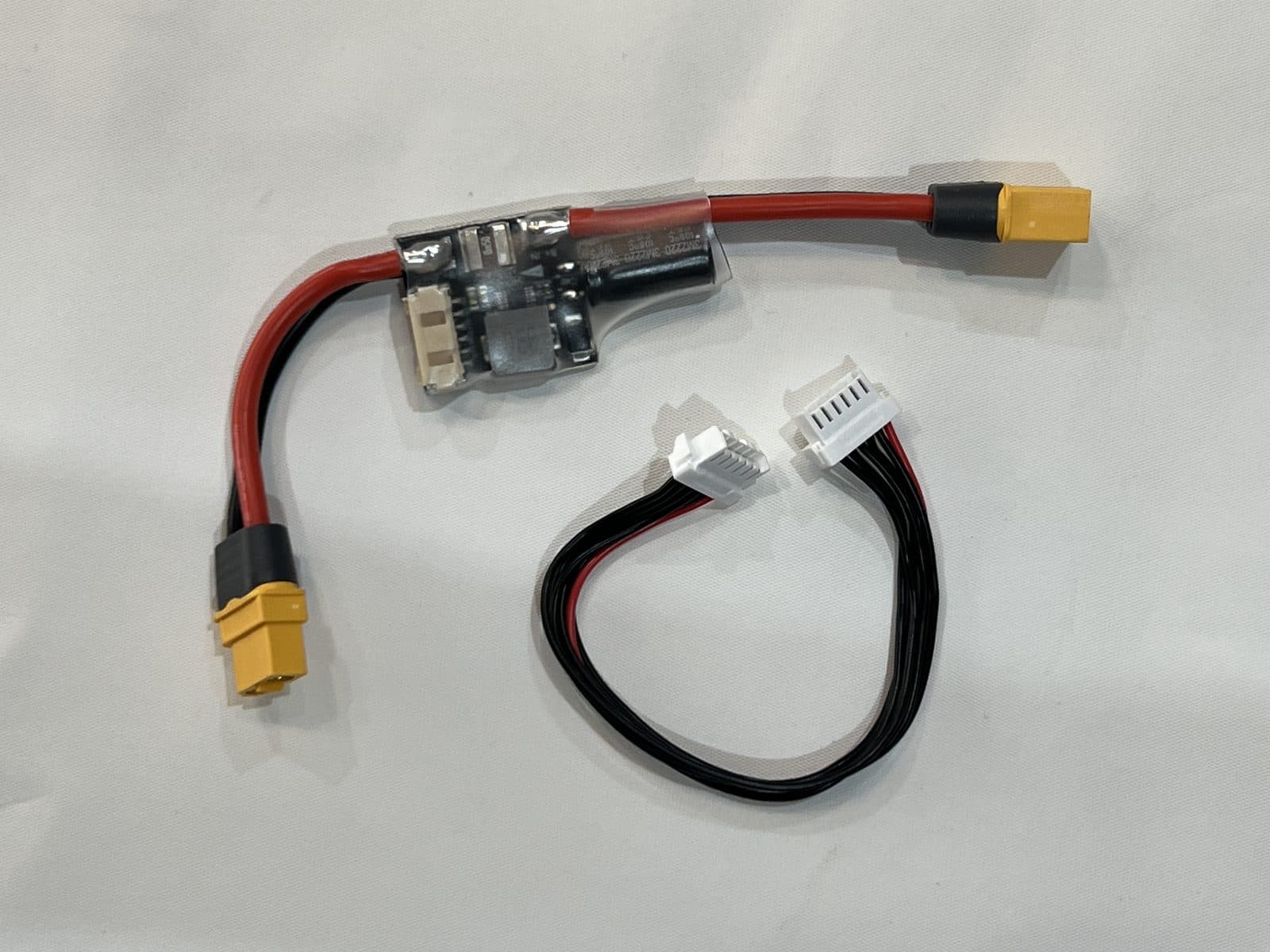 Controlador electrónico de velocidad (ESC) cableado a un motor, con el conector XT60 de alimentación