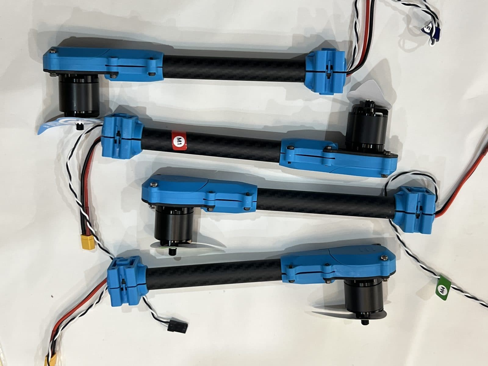 Los cuatro brazos de fibra de carbono del chasis, cada uno ya con su motor brushless y cableado montado