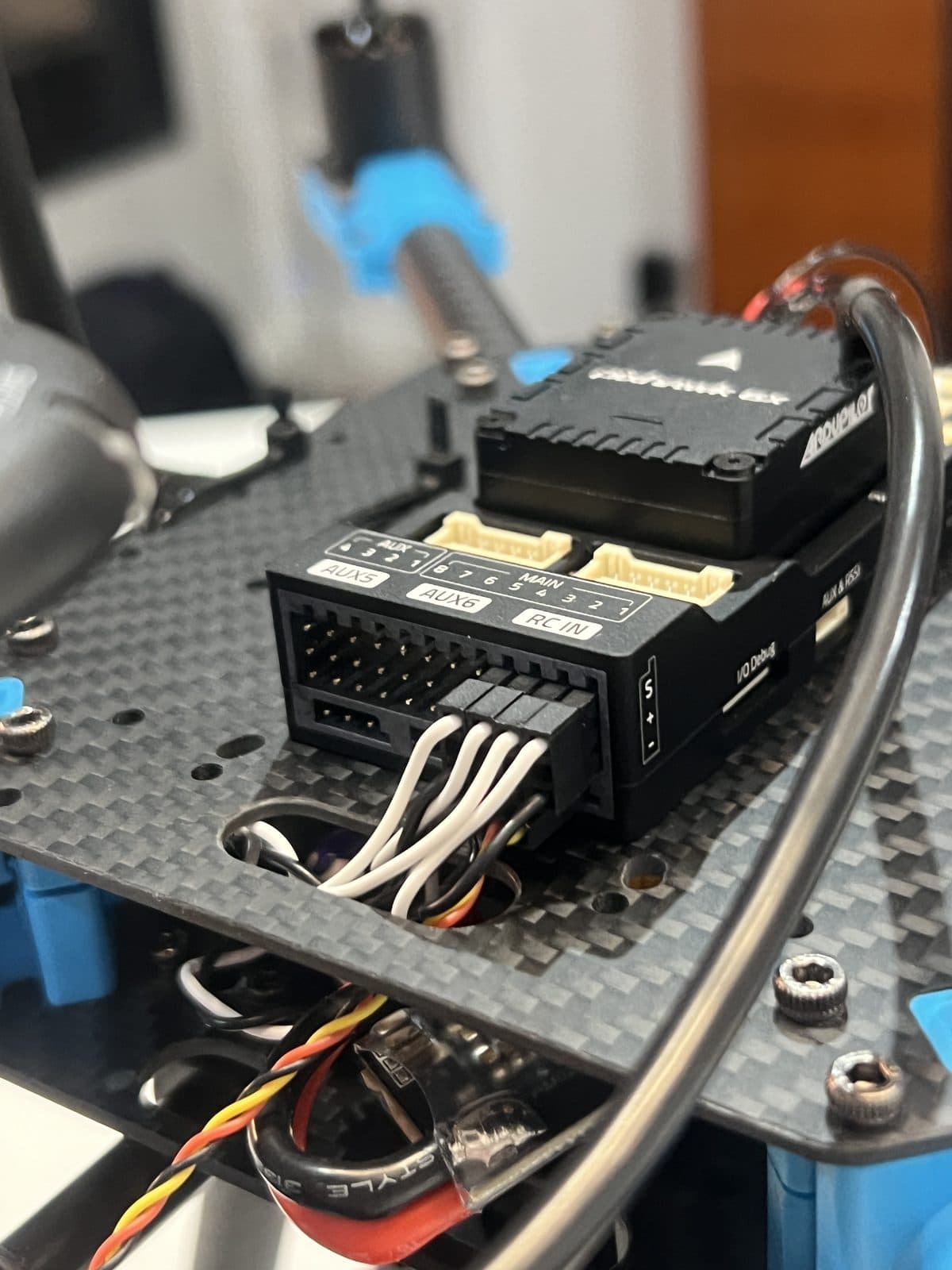 Primer plano en ángulo del cableado alrededor de la Pixhawk 6X ya montada sobre el chasis