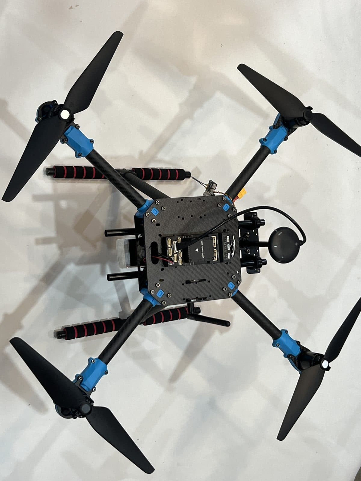 Armazón del dron ya terminado, visto desde arriba, con las cuatro hélices montadas y la Pixhawk 6X centrada