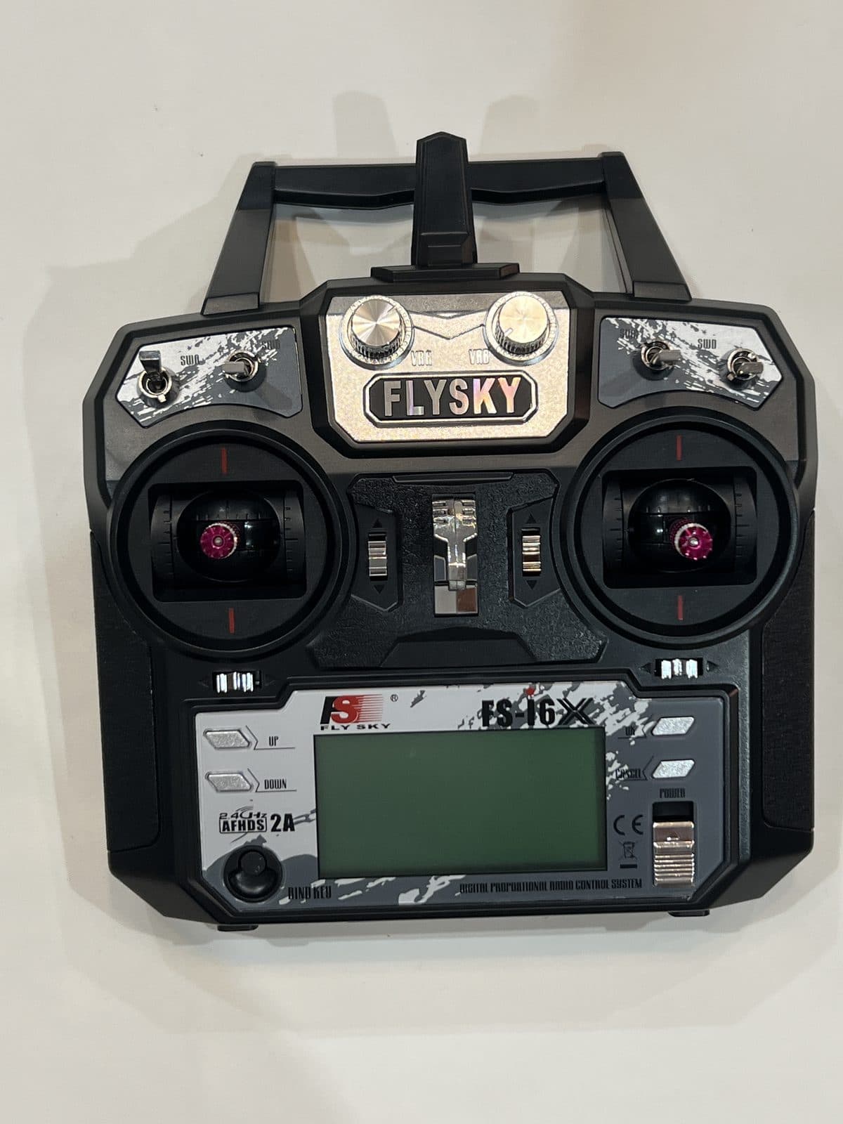 Emisora y receptor FlySky FS-i6X recién sacados de su embalaje