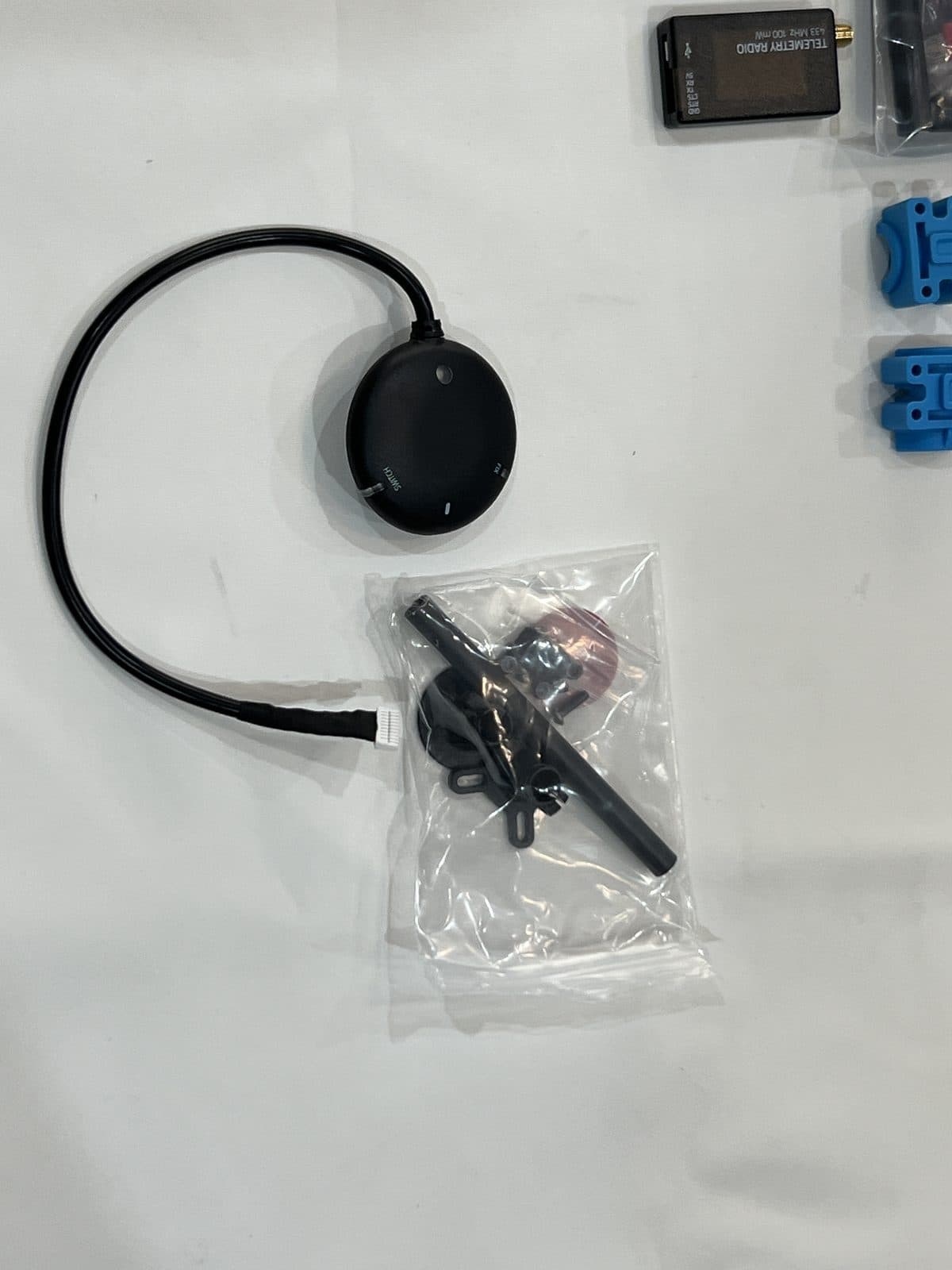 Módulo GPS y brújula Holybro M10 con su cable de conexión y el mástil de montaje aún en su bolsa
