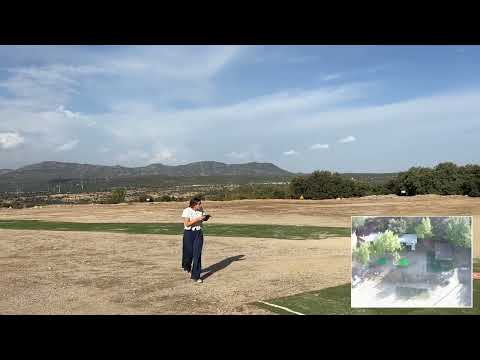 Fotograma del vuelo de prueba con el dron sobrevolando un campo y el recuadro de su cámara detectando personas con YOLO