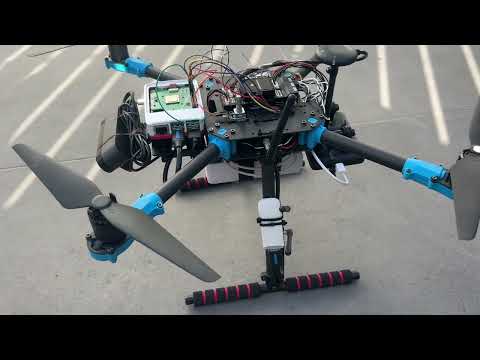 Fotograma del vídeo del dron Guardian Eye ya ensamblado, con la Pixhawk 6X y el Edge Companion montados